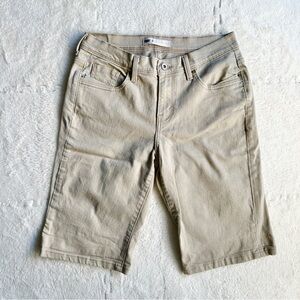 Vintage Levi’s tan low rise capri denim shorts, size 8